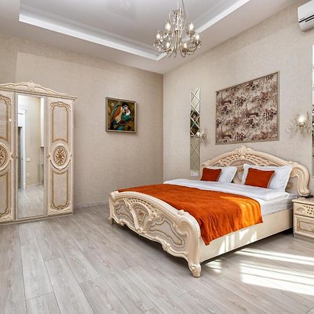 2 Bedroom Apartment Tykha Street City Center With Parking Place Leopoli Esterno foto