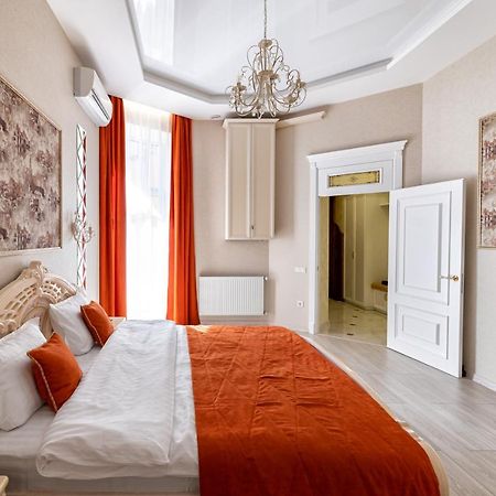 2 Bedroom Apartment Tykha Street City Center With Parking Place Leopoli Esterno foto