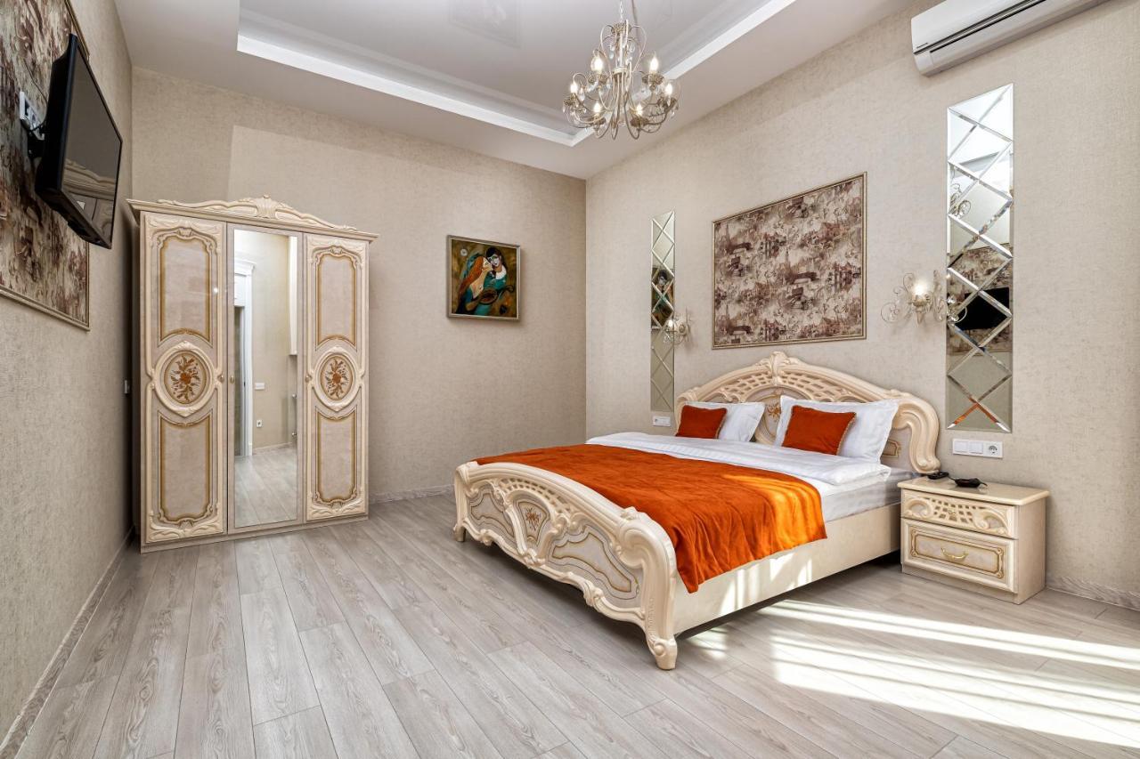 2 Bedroom Apartment Tykha Street City Center With Parking Place Leopoli Esterno foto