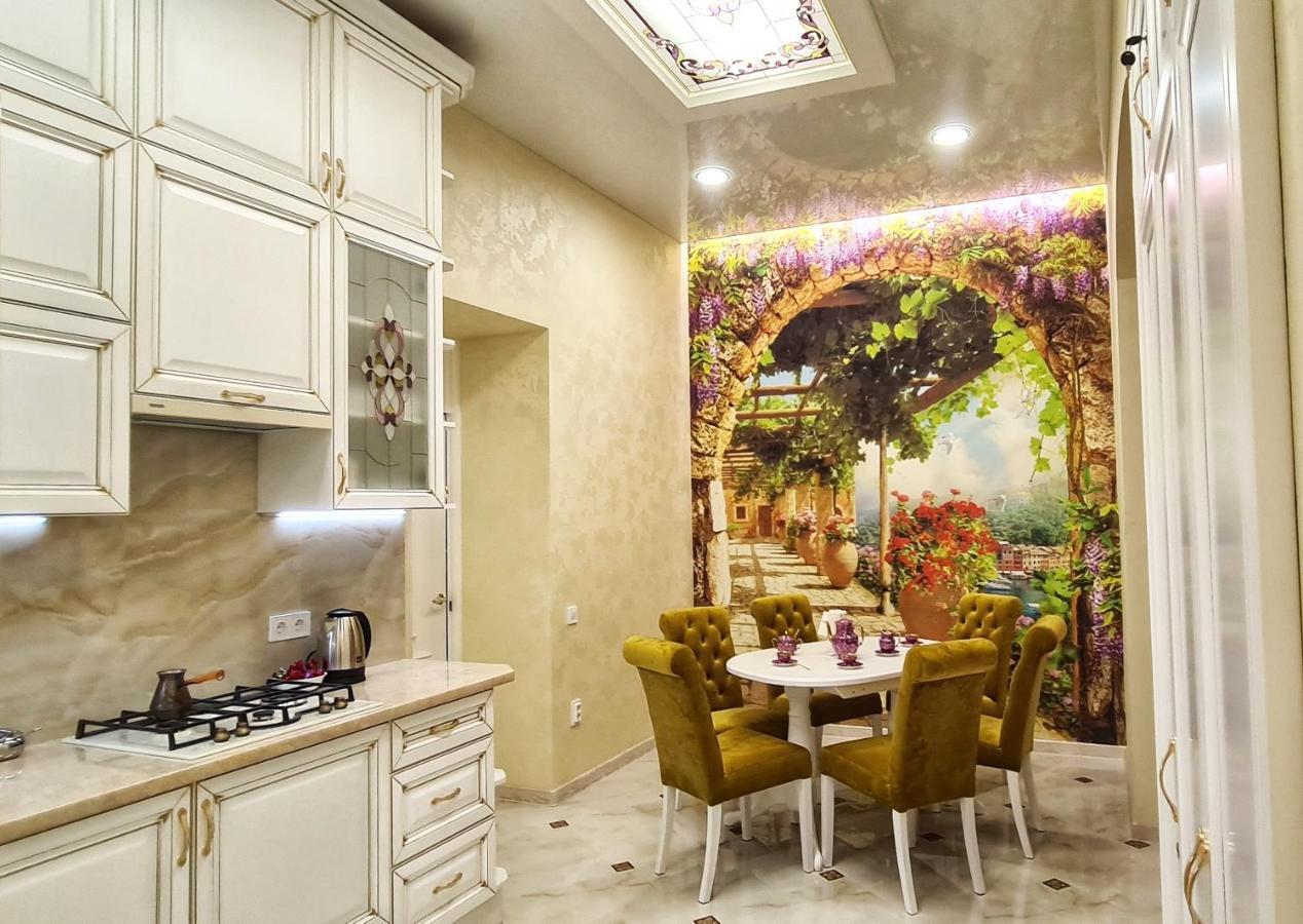 2 Bedroom Apartment Tykha Street City Center With Parking Place Leopoli Esterno foto