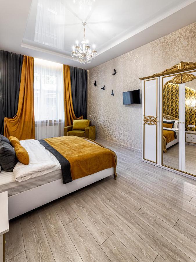 2 Bedroom Apartment Tykha Street City Center With Parking Place Leopoli Esterno foto