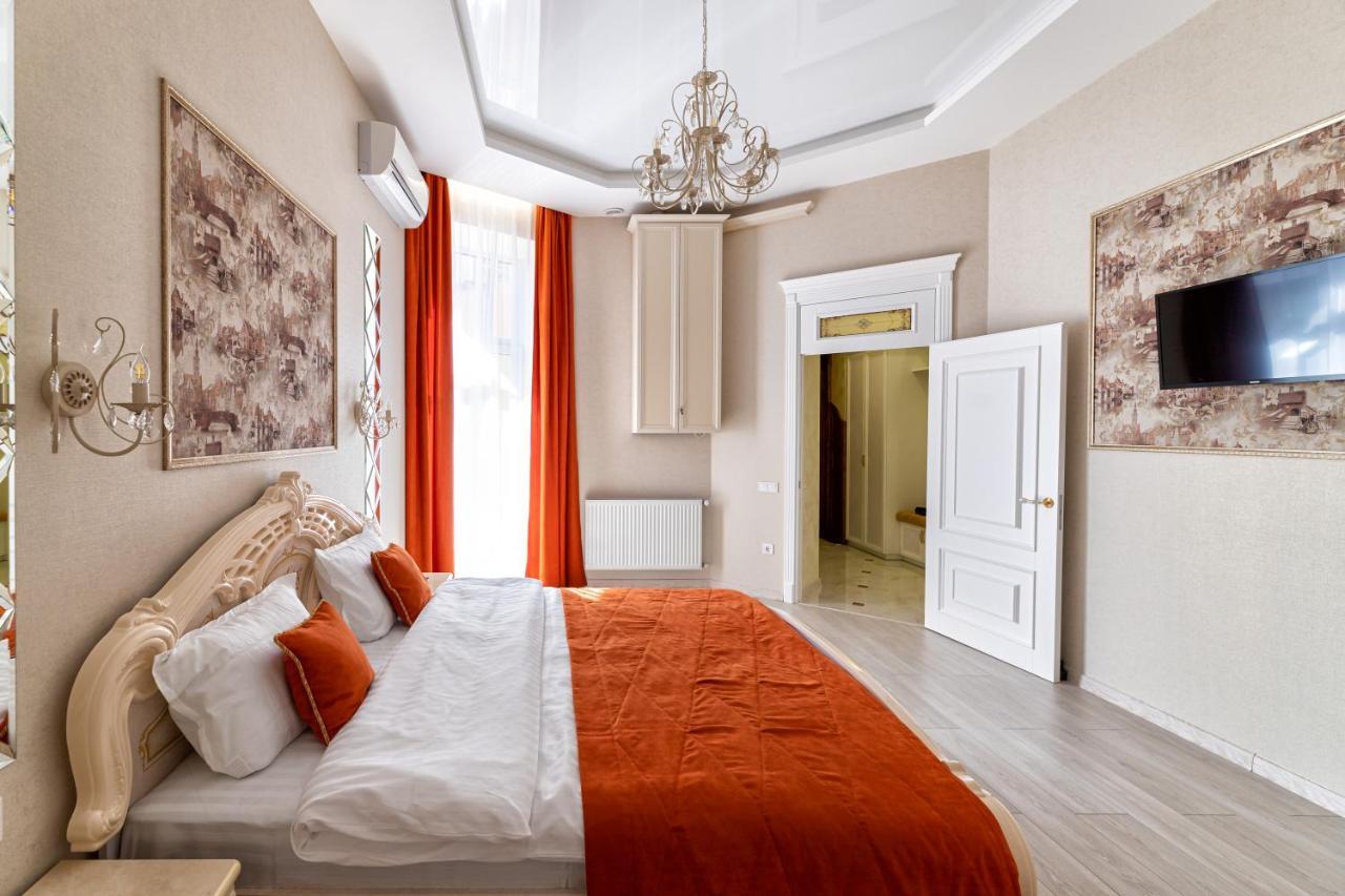 2 Bedroom Apartment Tykha Street City Center With Parking Place Leopoli Esterno foto