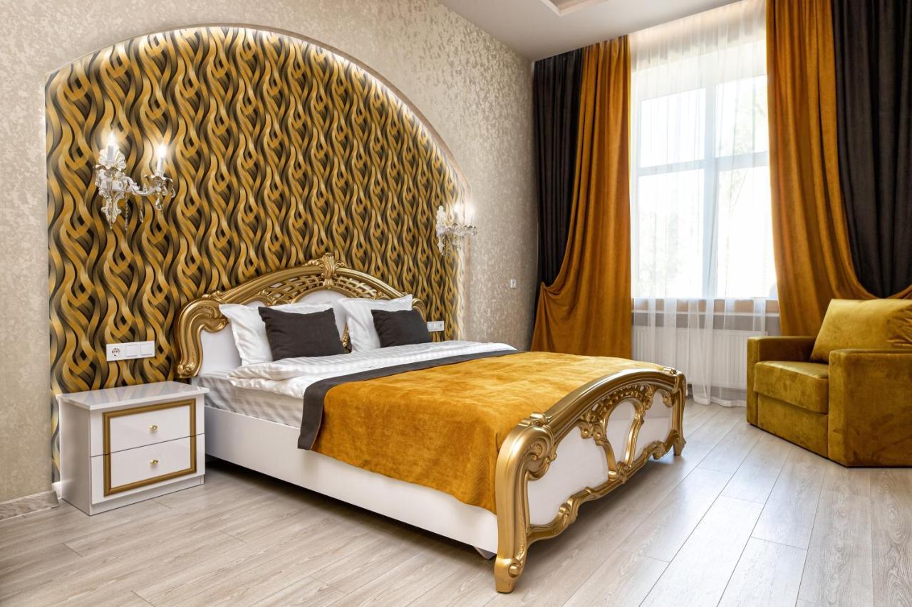 2 Bedroom Apartment Tykha Street City Center With Parking Place Leopoli Esterno foto