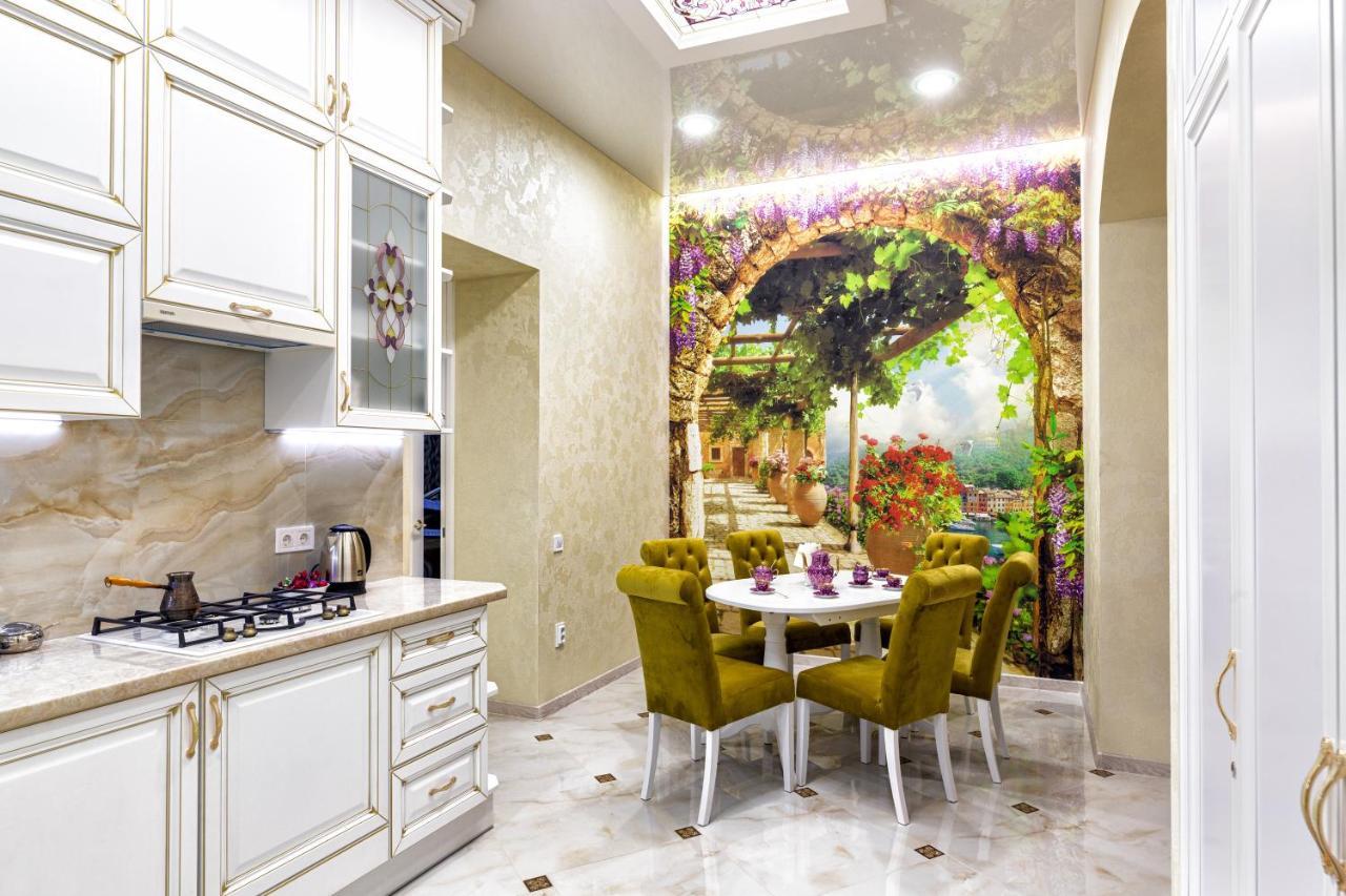 2 Bedroom Apartment Tykha Street City Center With Parking Place Leopoli Esterno foto