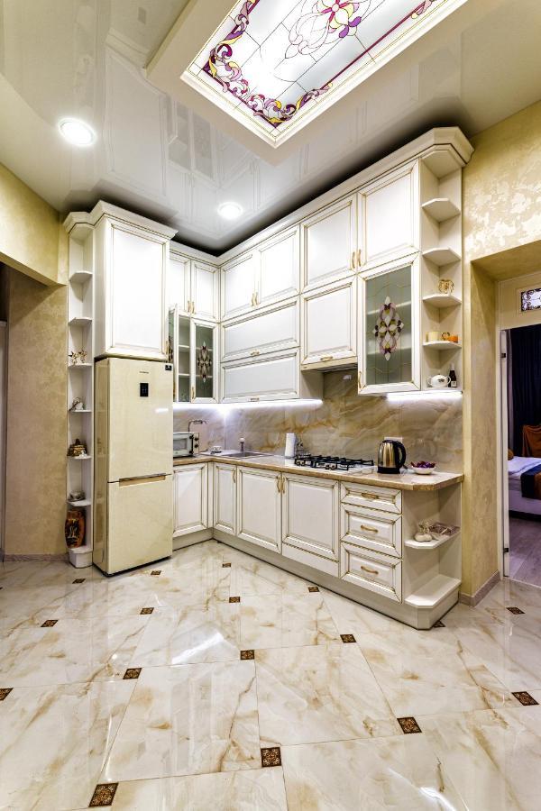 2 Bedroom Apartment Tykha Street City Center With Parking Place Leopoli Esterno foto
