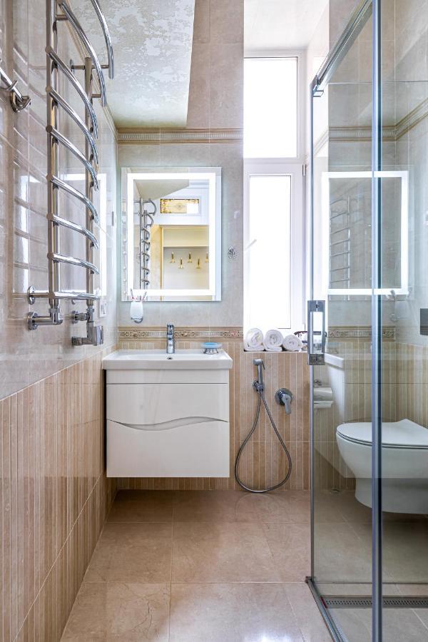 2 Bedroom Apartment Tykha Street City Center With Parking Place Leopoli Esterno foto