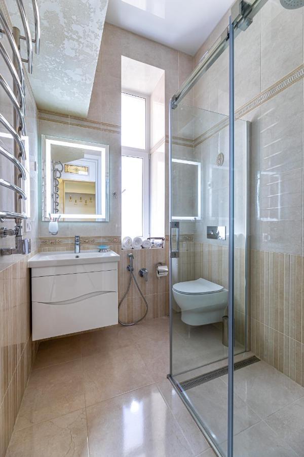 2 Bedroom Apartment Tykha Street City Center With Parking Place Leopoli Esterno foto