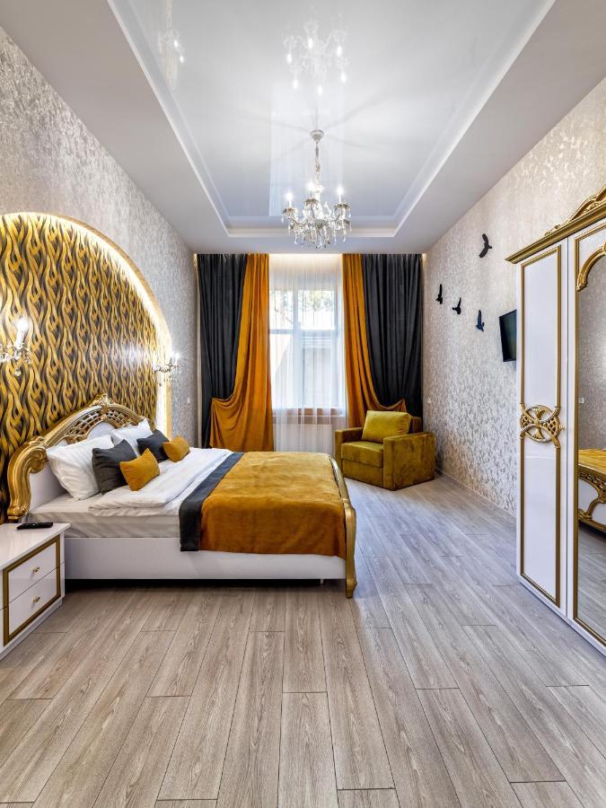 2 Bedroom Apartment Tykha Street City Center With Parking Place Leopoli Esterno foto