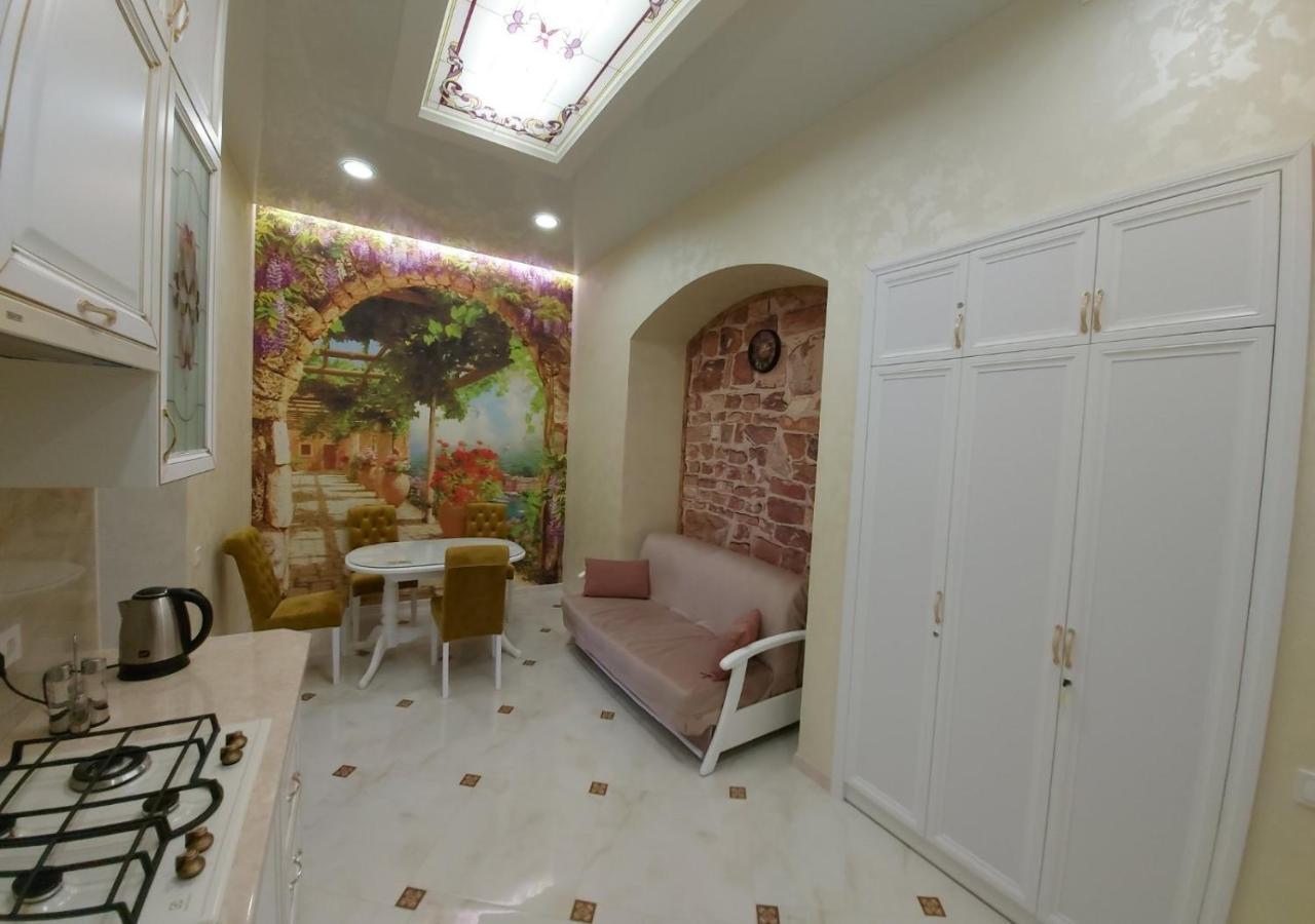 2 Bedroom Apartment Tykha Street City Center With Parking Place Leopoli Esterno foto