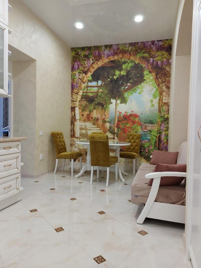 2 Bedroom Apartment Tykha Street City Center With Parking Place Leopoli Esterno foto